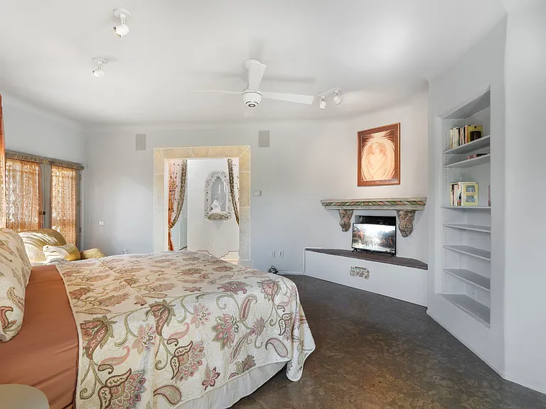 King Bed / Primary Suite