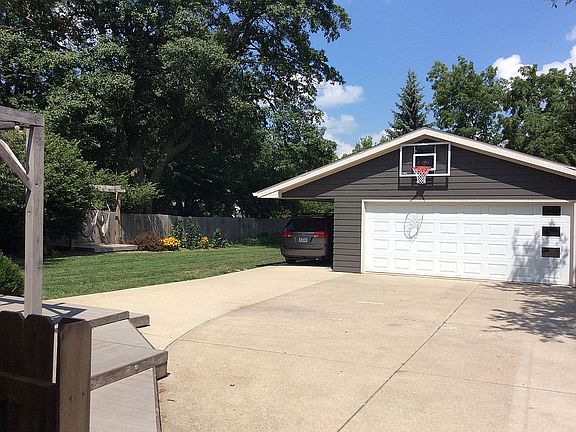 2+ Car Garage
w/ Carport 
