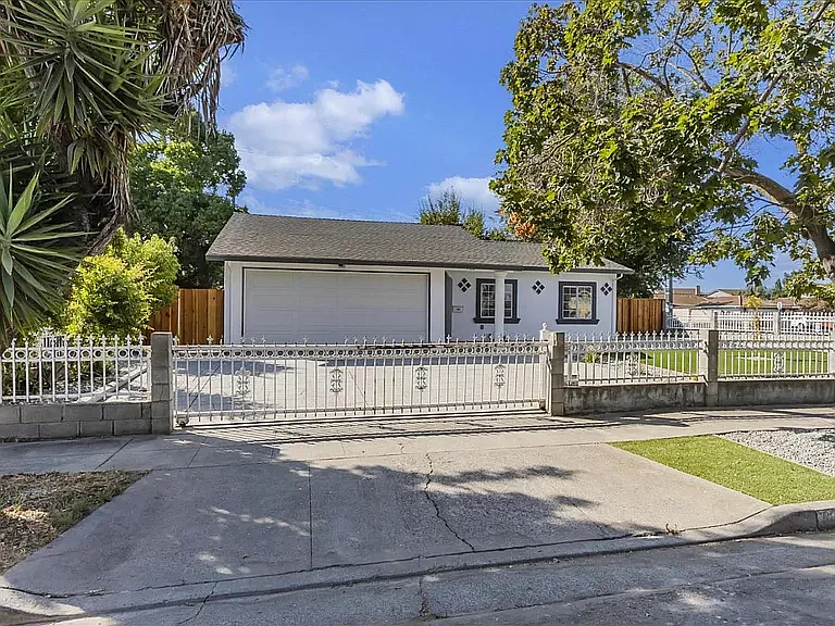 902 Thelma Way — Photo 1