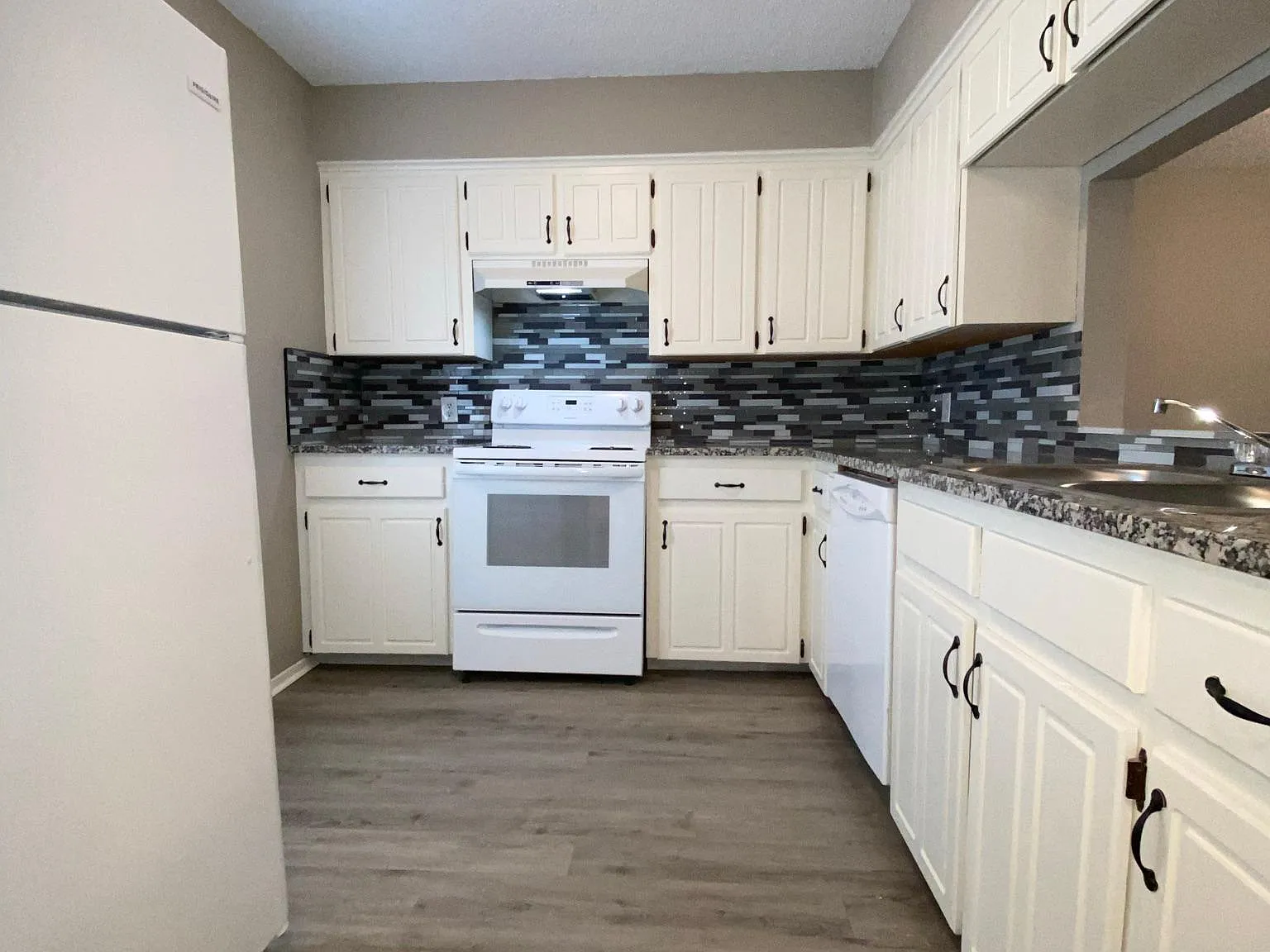 2 bed, 1.5 bath, 1253 sqft, $1,100 — Photo 3