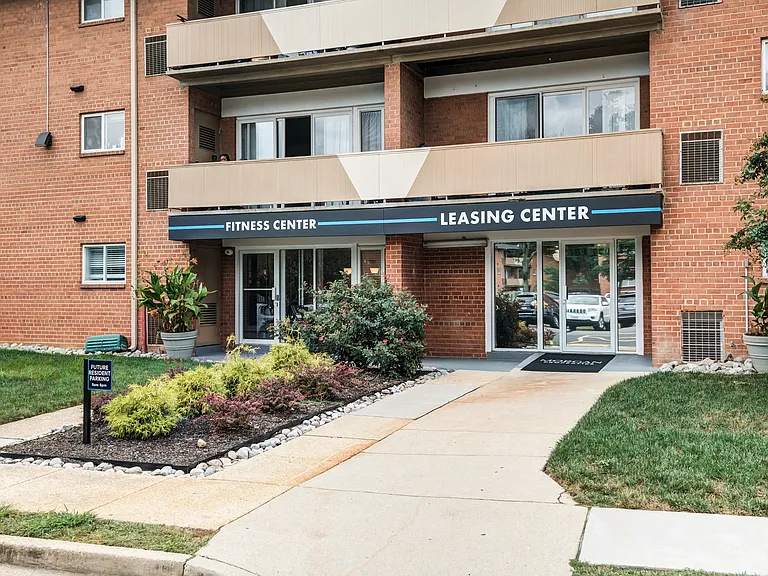 Lynbrook at Mark Center Apartment Homes — Photo 25