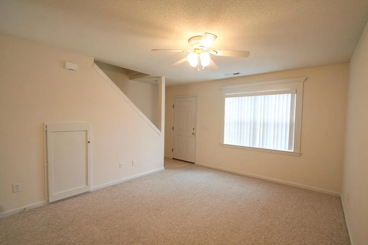 2 bed, 1.5 bath, 1040 sqft, $1,400 — Photo 4