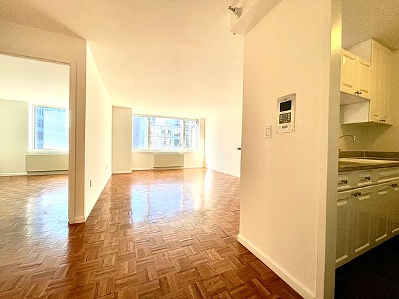 4th image of 350 W 43rd St APT 20D