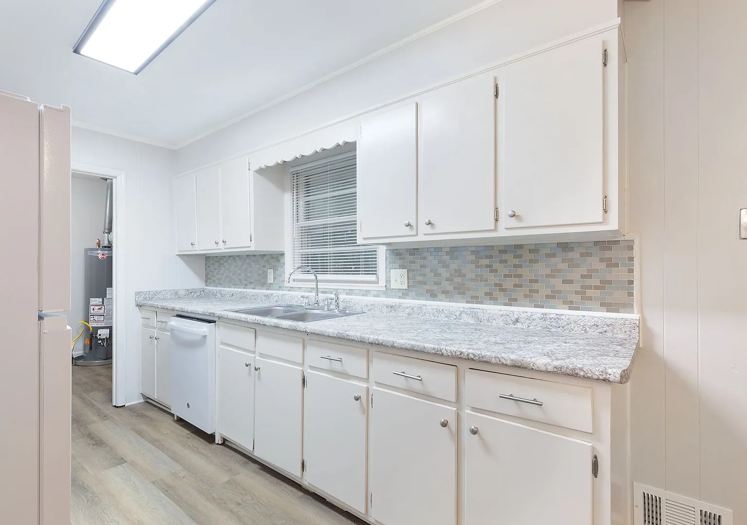 Newly Renovated 3bd/2ba Home w/ Sunroom and Large Backyard in Great Location! — Photo 3