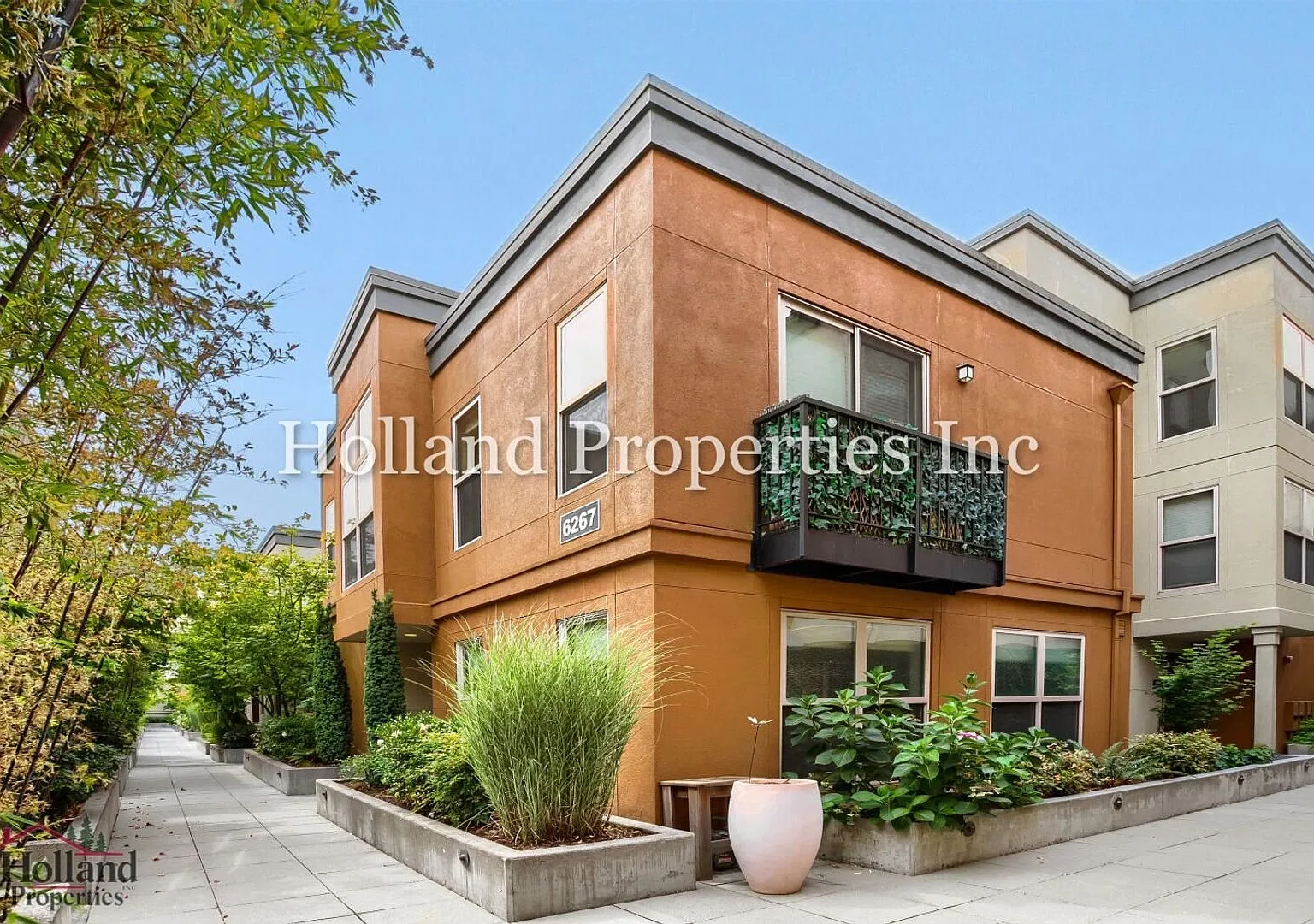 Charming 2BR Hillsboro Home with Fireplace, Pool & Private Patio — Photo 2