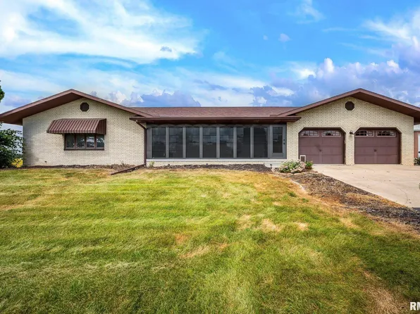 18067 Dee Mac Rd, Mackinaw, IL 61755