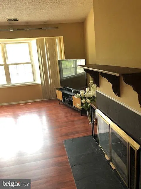 2 bed, 2.0 bath, 5400 sqft, $2,200 — Photo 4