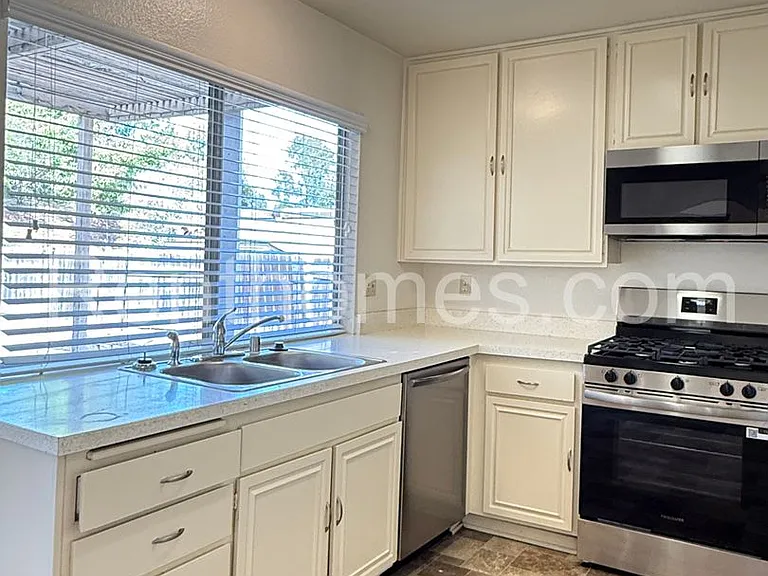 1553 Palomar Dr — Photo 5