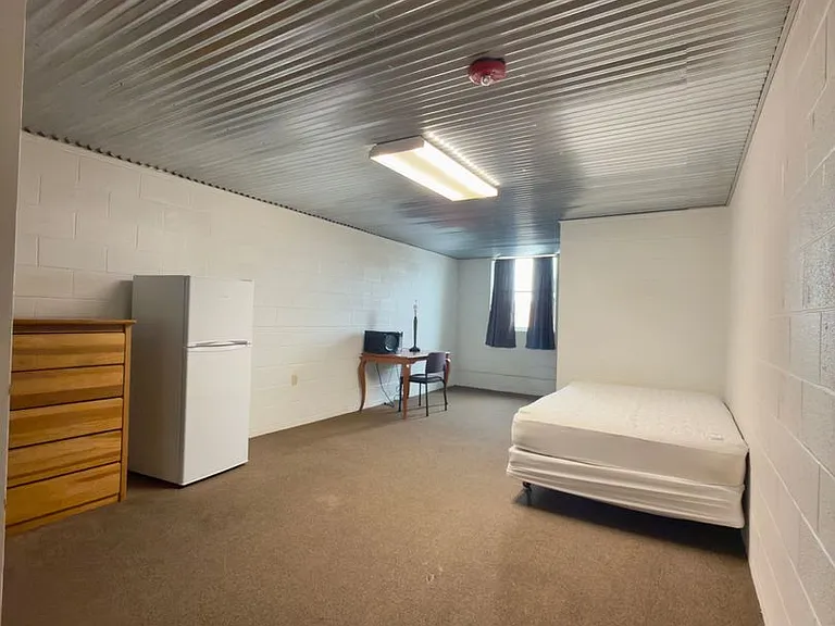 1002 N Pine St — Photo 2