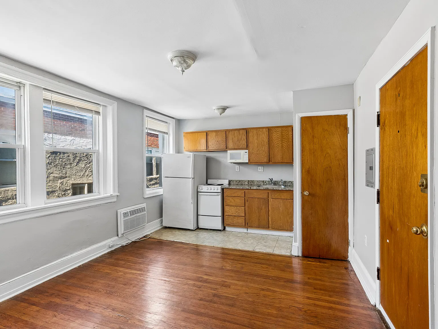 Studio, $890 — Photo 1