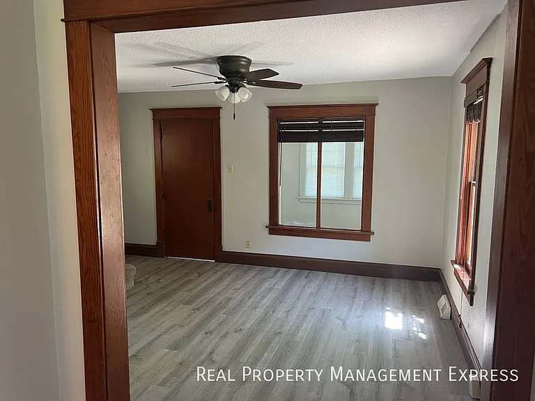 925 N Blauvelt Ave — Photo 9
