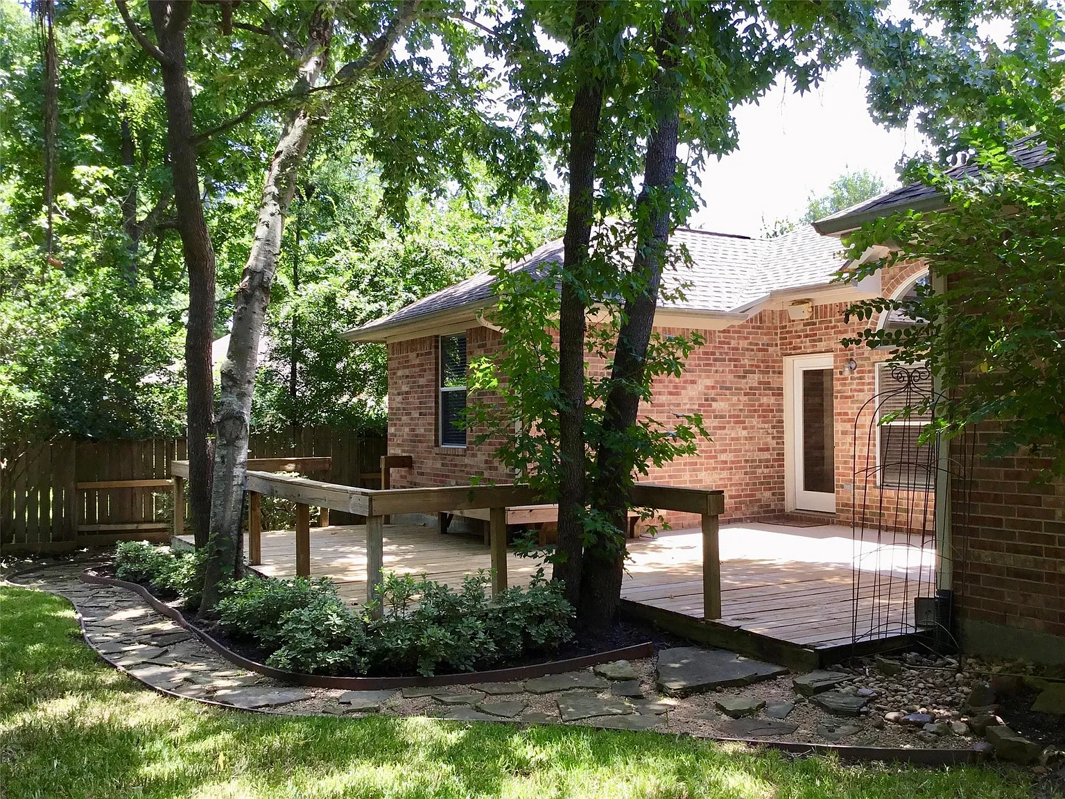 3 bed, 2.0 bath, 2093 sqft, $2,495 — Photo 3