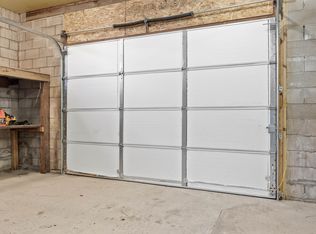 313 S 2nd St, Manchester, IA 52057