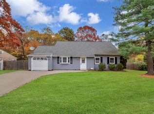 9 Winged Foot Dr, Medford, NY 11763