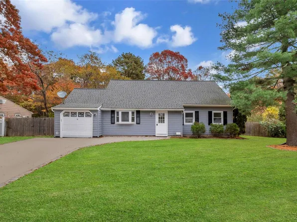 9 Winged Foot Drive, Medford, NY 11763