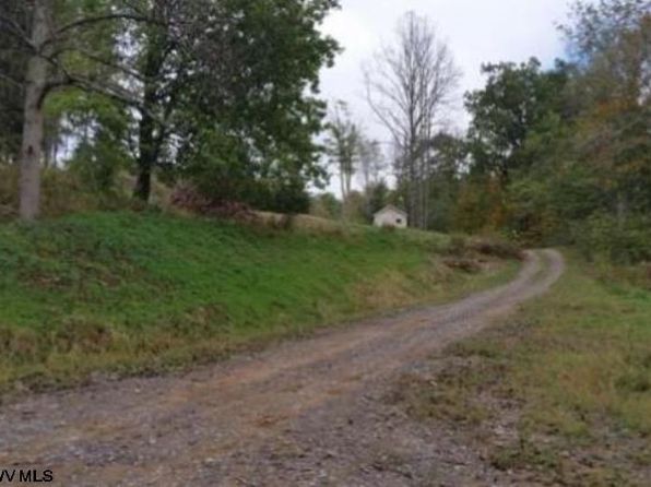 Pyles Ave, Mannington, WV 26582