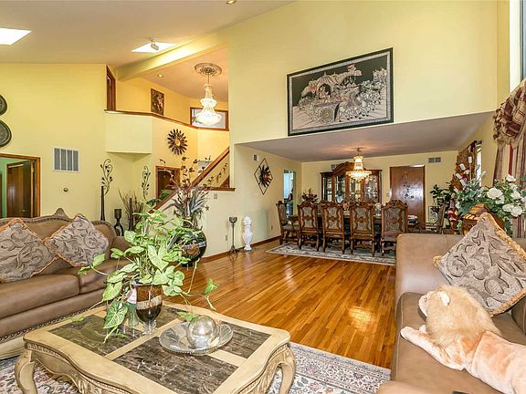 5th image of 22 Crest Hollow Ln