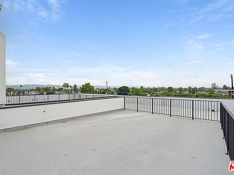 6144 Whitsett Ave #302 — Photo 36