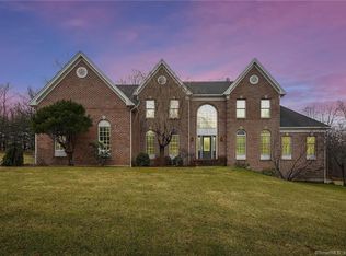 16 Chelsea Dr, Danbury, CT 06811