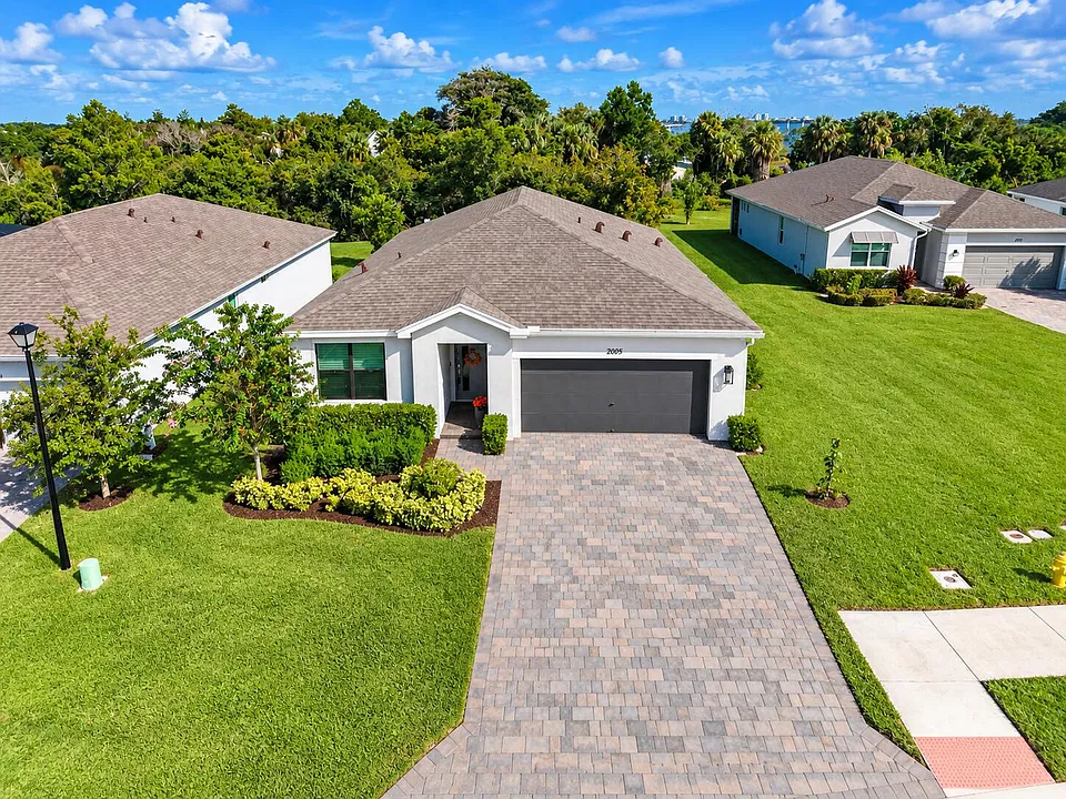 2005 NE Ocean Dunes Dr