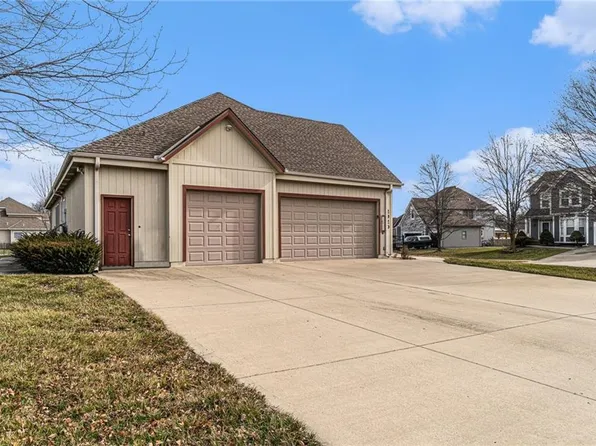 2920 SE Bingham Ct, Lees Summit, MO 64063