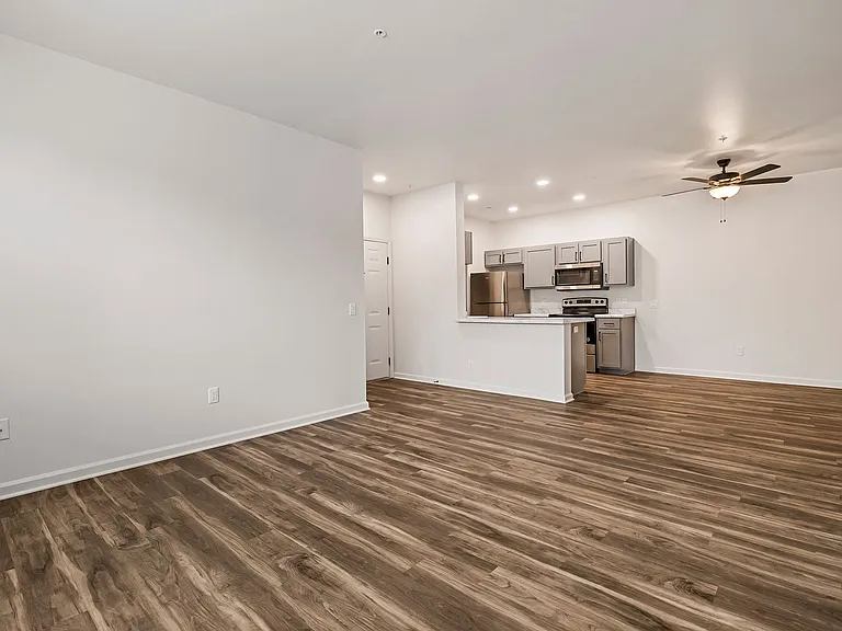 Sterling Oaks Luxury Apartments — Photo 38
