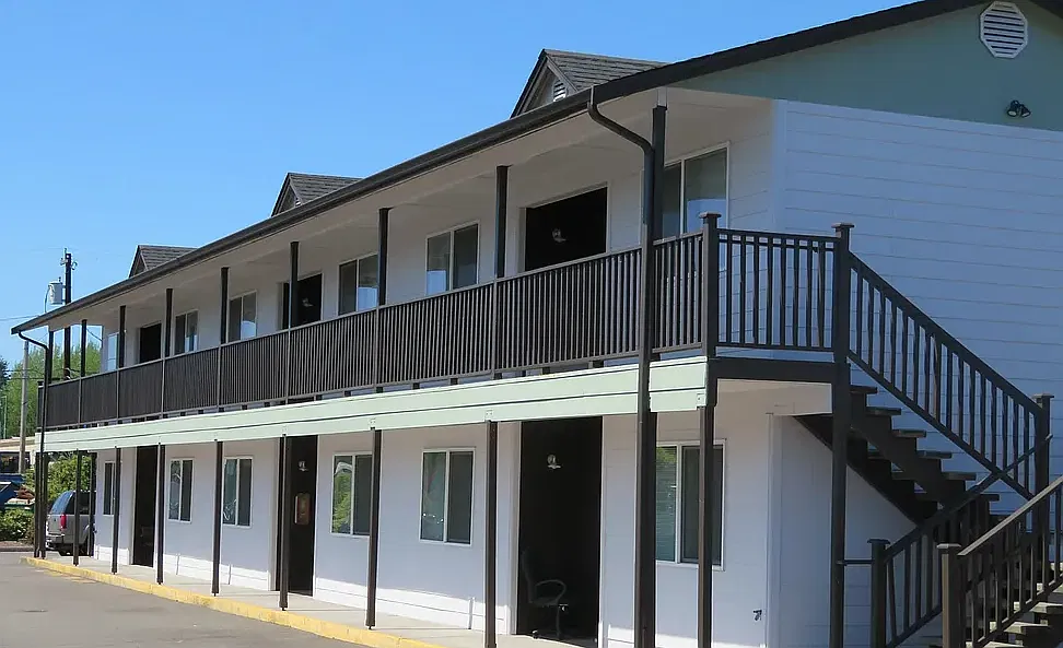 Colonial Apartments — Photo 2