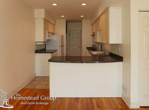 4th image of 3835 N Southport Ave #3A
