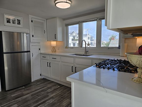3rd image of 76 Glades Rd
