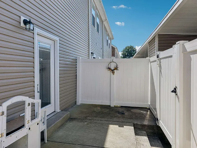 248 Rowlette Cir — Photo 25
