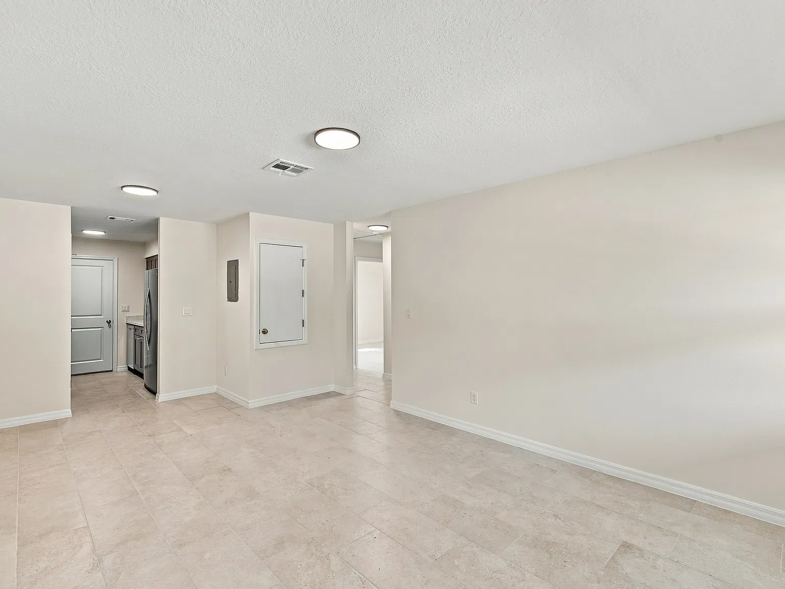 3 bed, 2.0 bath, 1008 sqft, $1,850 — Photo 2