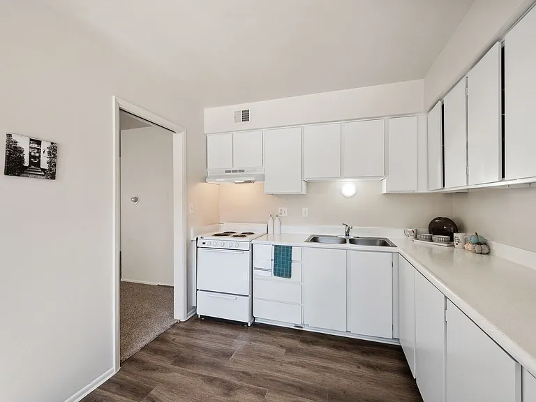 Carleton Terrace Apartments — Photo 9