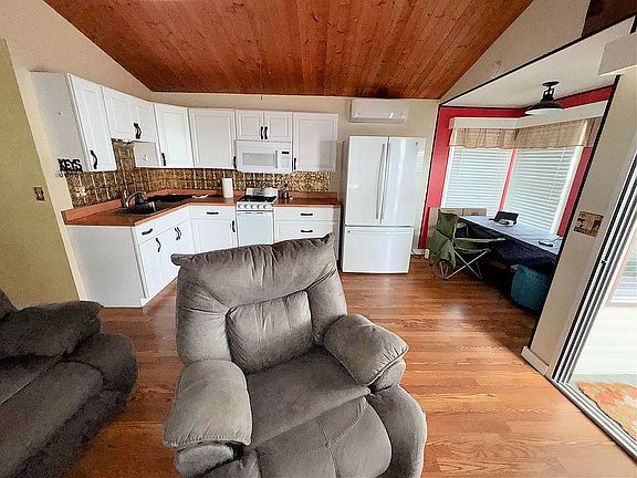 3rd image of 3965 Honolulu Dr
