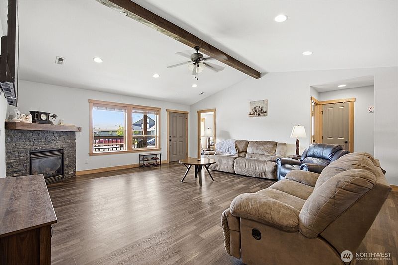 4th image of 406 Amareen Court