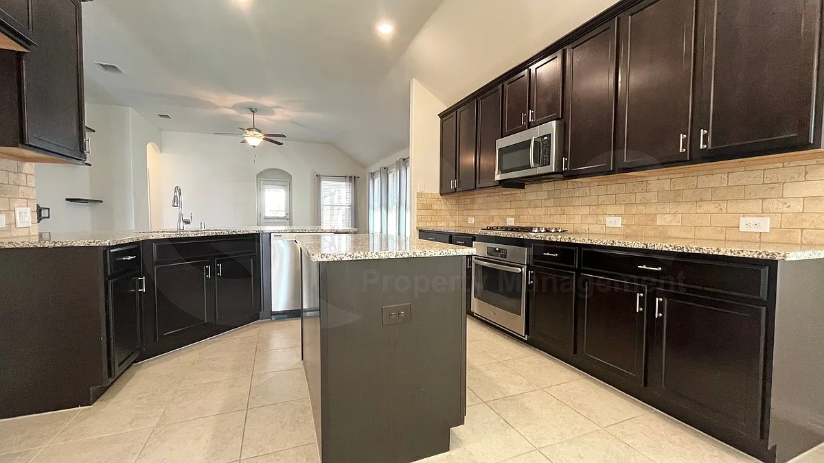 4 bed, 2.0 bath, 2063 sqft, $2,325 — Photo 4