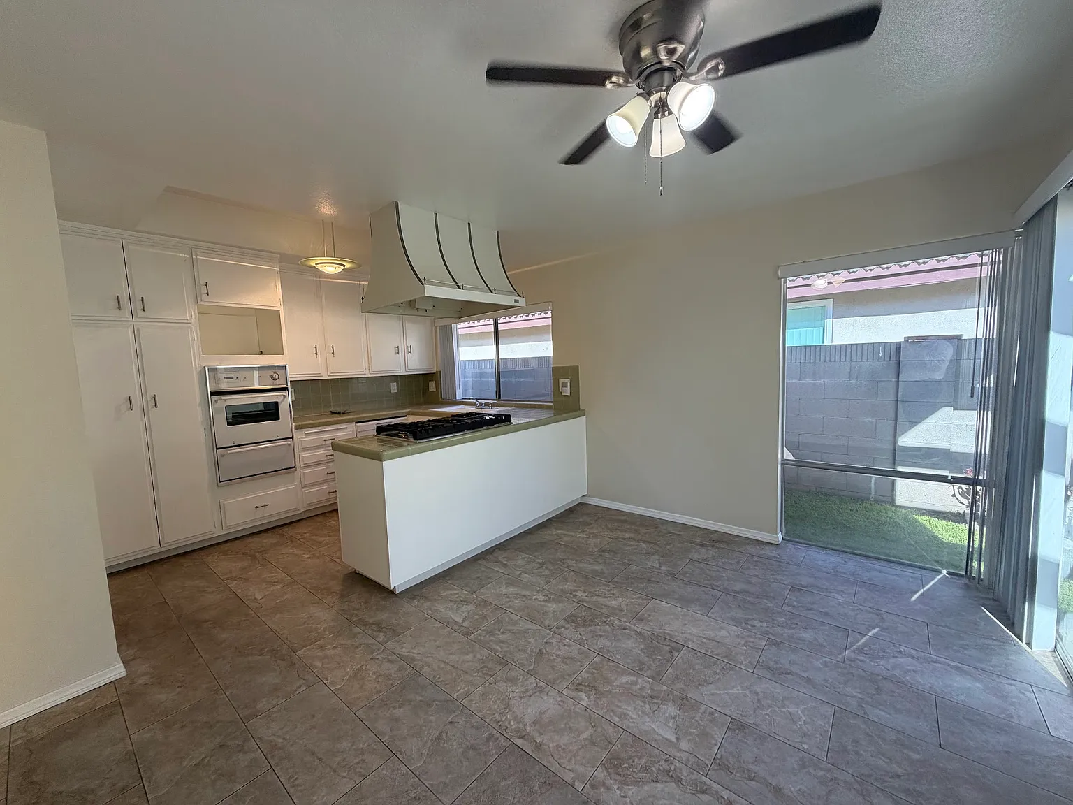 3 bed, 1280 sqft, $4,200 — Photo 4