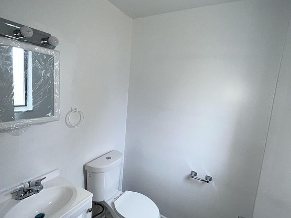 5th image of 1067 Salem Ave #3