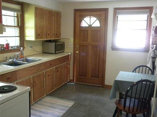 3rd image of 76 Poquanticut Ave