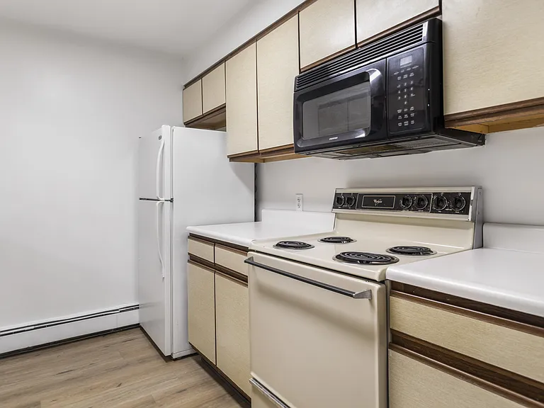 Wehnwood Court Apartments — Photo 47