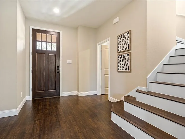 1524 Uhland Dr — Photo 4