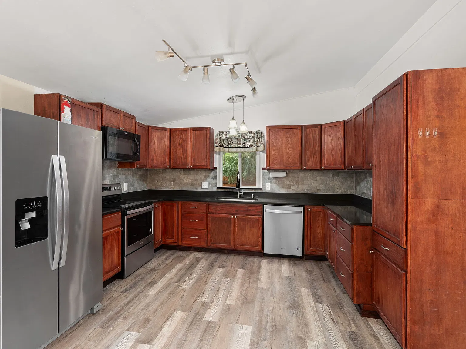3 bed, 1296 sqft, $2,300 — Photo 4