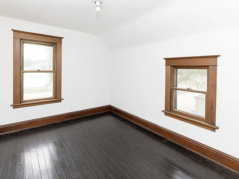 726 College St N — Photo 18