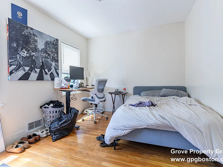 218 W 8th St #3 — Photo 4