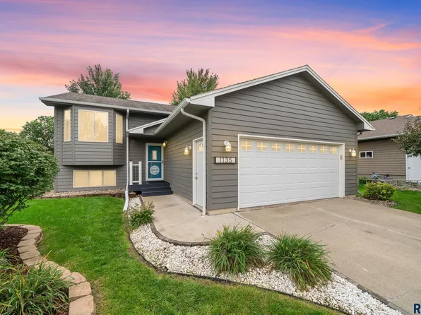 1135 Sunset Dr, Beresford, SD 57004