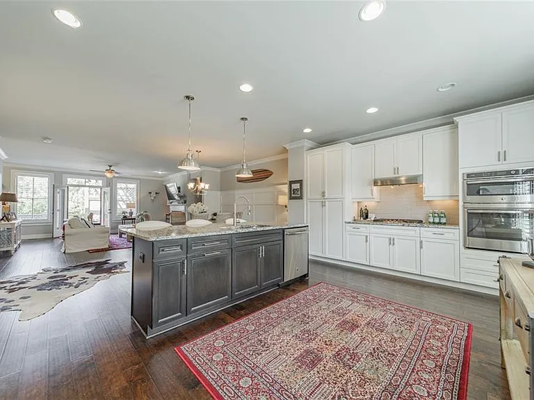 690 Arklow Dr — Photo 8