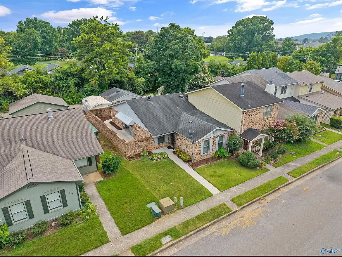 335 Chateau Dr — Photo 3