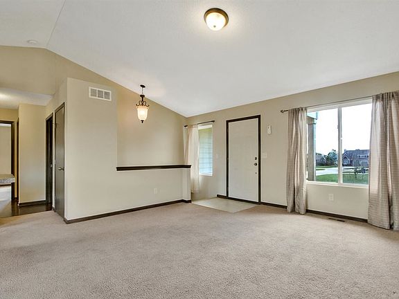 5th image of 2422 N Woodridge Cir