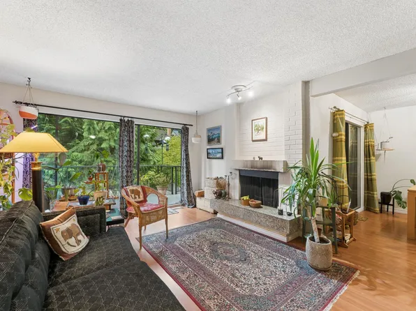 834 Hendecourt Rd, North Vancouver, BC V7K 2Y2