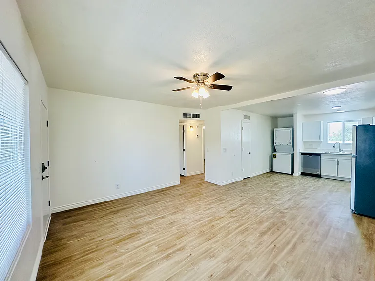4424 Bellevue Newly Renovated Apartments with All Appliances Included! — Photo 37