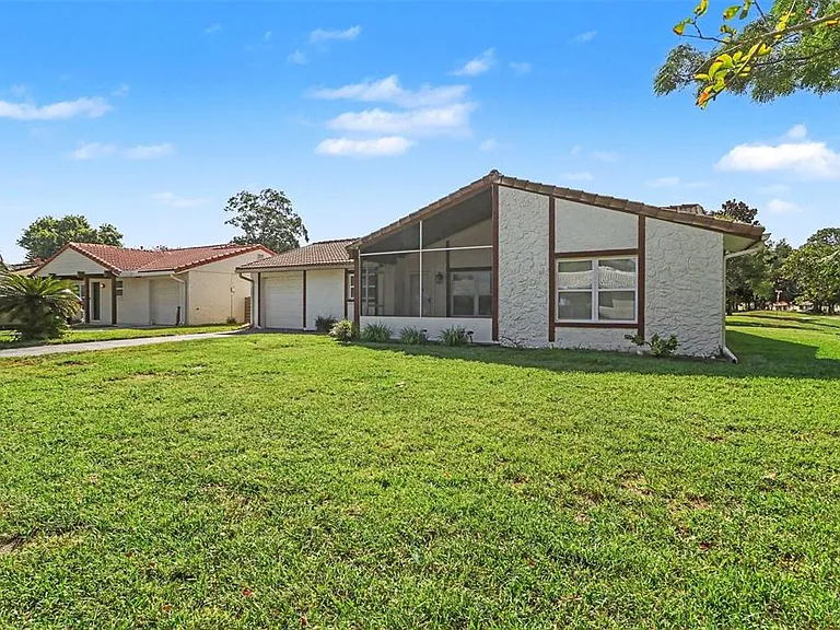 10157 Bluff Ct — Photo 2